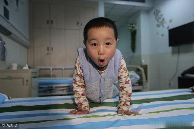 4岁无腿小男孩发明的代步工具,一句妈妈我会走