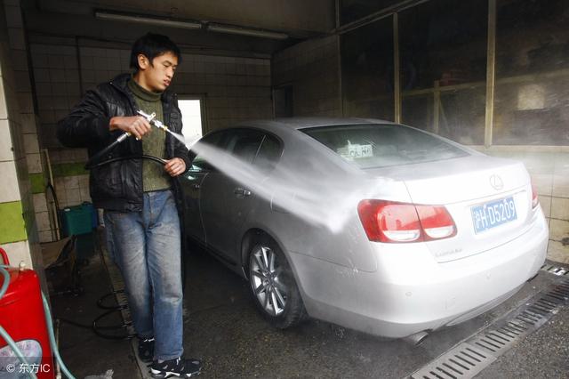 行车应经常对汽车进行清洗和上蜡，在清洗汽车时应注意这几点