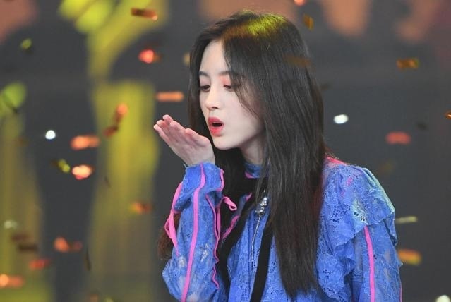鞠婧祎上演真人版表情包, 搞怪卖萌 ,狂吸粉!