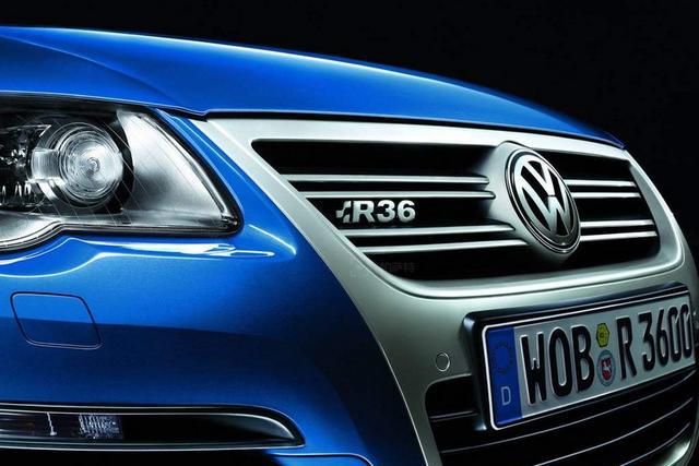 它能轻易干翻保时捷，却不是跑车，后备箱能装下两头猪