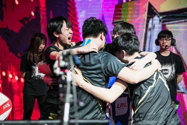 RNG出征MSI季中赛的队服走的是中国风路线。