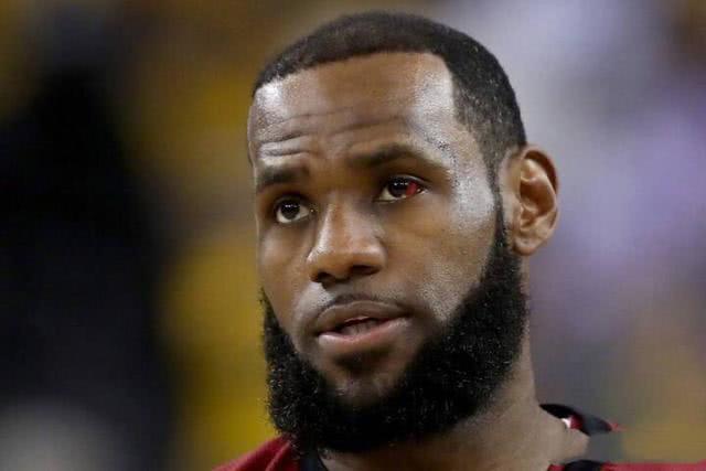 多次被格林弄伤,詹姆斯下场前的这一行为,暴露