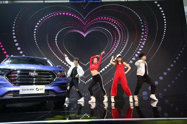 伴随着抖音魔性的音乐,年轻的舞者跳起了活力