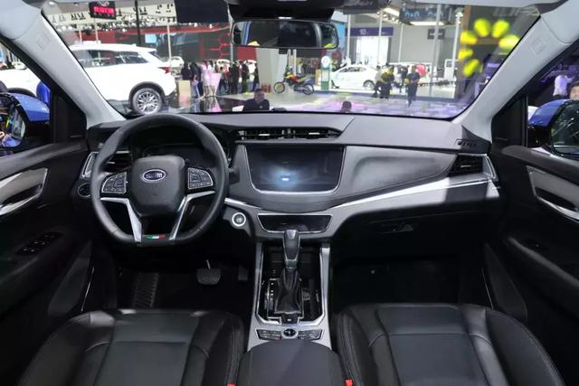 伴随着抖音魔性的音乐,年轻的舞者跳起了活力