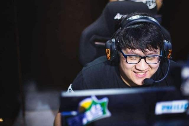 孩:LPL玩女警我只服3个人,一个Uzi一个微笑还