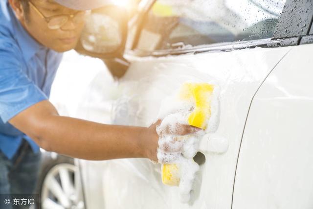 行车应经常对汽车进行清洗和上蜡，在清洗汽车时应注意这几点