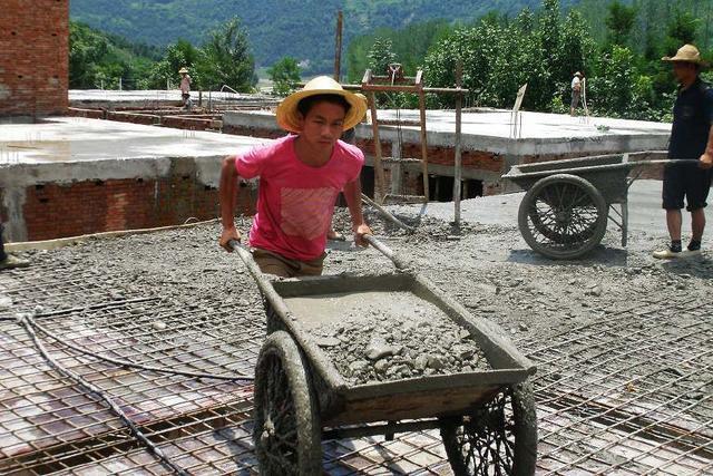 工地包工头着急了,现在建筑工地一天300也难招