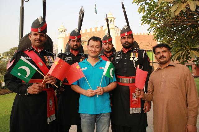韩国游客去巴基斯坦,打着中国人的旗帜,受到尊