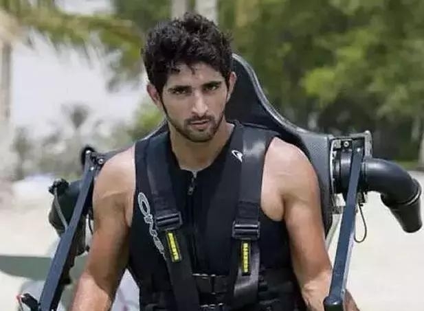 迪拜王子颜值逆天,把狮子当宠物养,免费借70辆豪车给偶像成龙