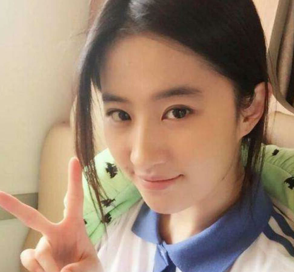 刘亦菲喝醉酒误发素颜照,评论区炸了,网友:这还是昔日女神么?
