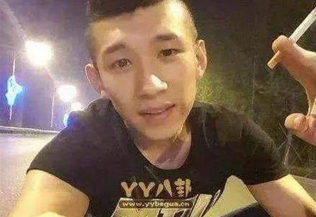 一首歌让他成为最牛网红,身价过亿豪车无数,却