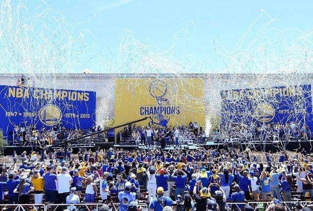 冠游行现尴尬一幕,主教练科尔竟然忘记库里,球