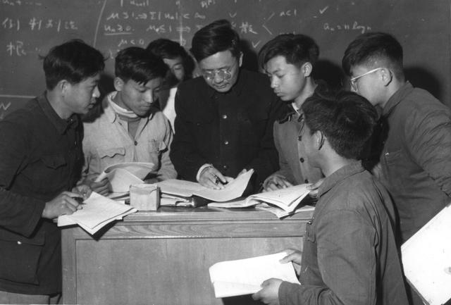中国仅存八年的一所大学,出了两个诺贝尔奖,一