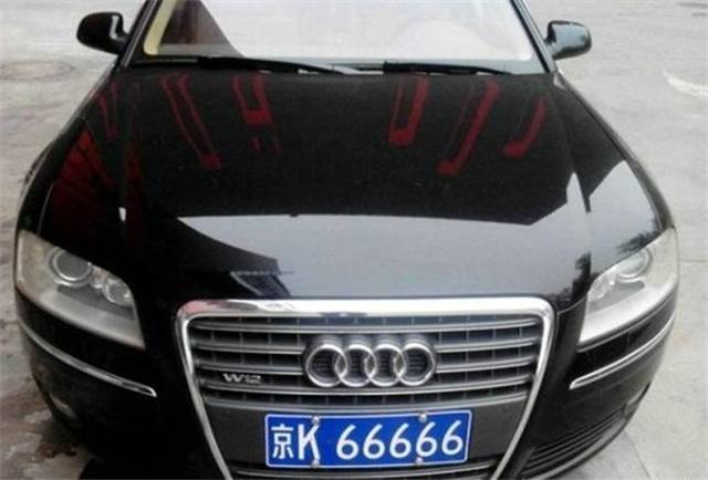 北京最牛的奥迪a8,车尾有"12"标识,车牌五连号非常"溜