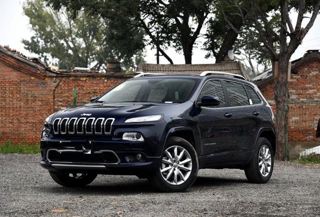 JEEP自由光，空间操控动力都非常完美，有一点比较诟病