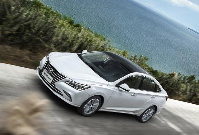 两国混血, 售价10万, 油耗才6.6, 国产最美B级车吊打博瑞!