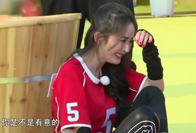 杨幂泼了陈赫一身水,反怪陈赫自己没接住,这一