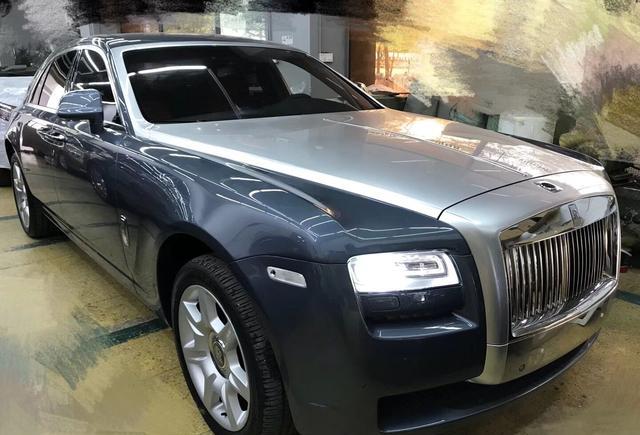 这车100多W拥有 2012款劳斯莱斯古斯特 灰蓝金属色-黑红内