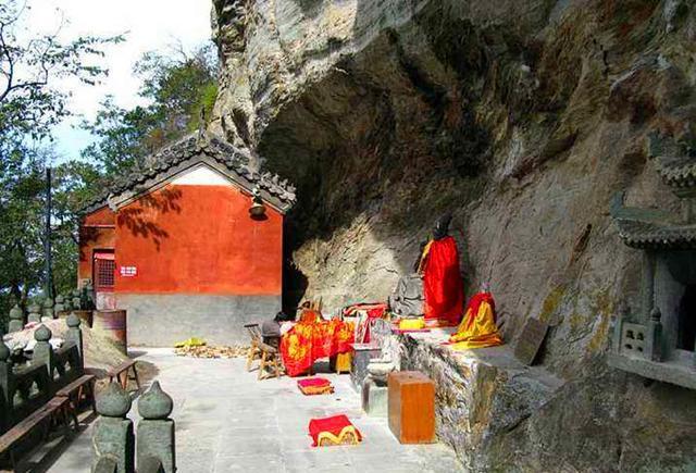 榔梅仙祠 榔梅仙祠是一个小型道观,隐藏在乌鸦岭的崇山之中,是从乌鸦