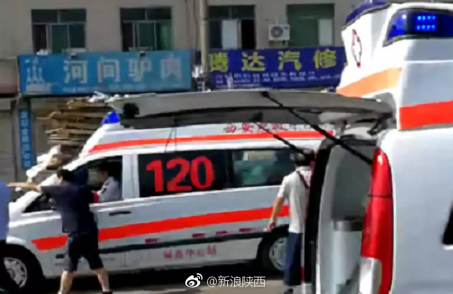 302路公交上发生伤人事件 多人受伤