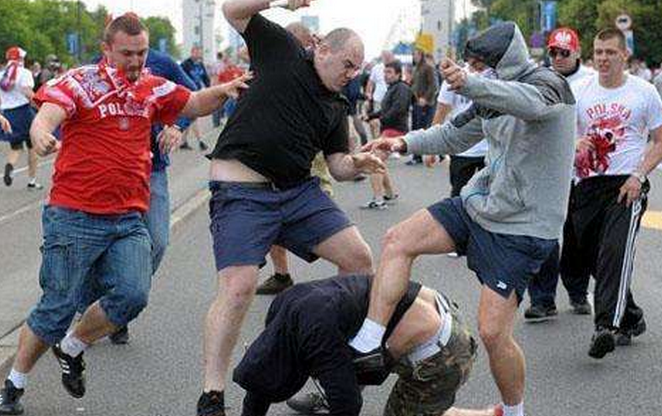 英格兰足球流氓敢在世界杯闹事? 看看战斗民族球迷是怎样回应的!