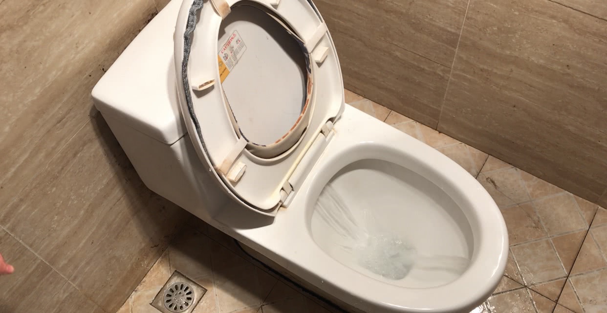 蹲厕所水会溅到屁股上,真尴尬,学会这一招,蹲厕