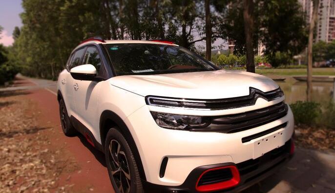 车友刚买回这台高颜值SUV, 就被女朋友开走拍照片