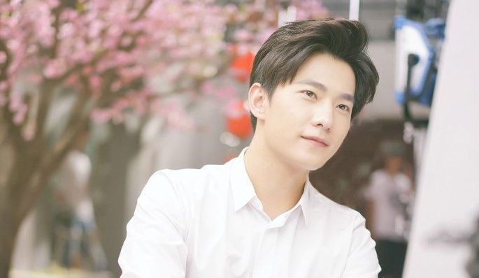 盘点娱乐圈穿白衬衫的男明星,鹿晗温婉,杨洋气质,井柏然太有范