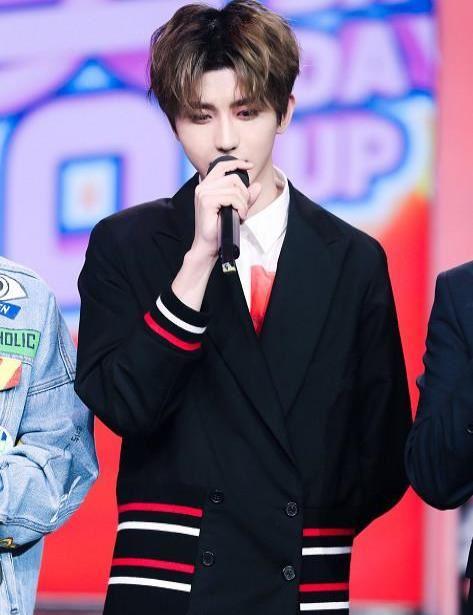 蔡徐坤被批没下限, 高中没毕业就炒学霸人设, 想