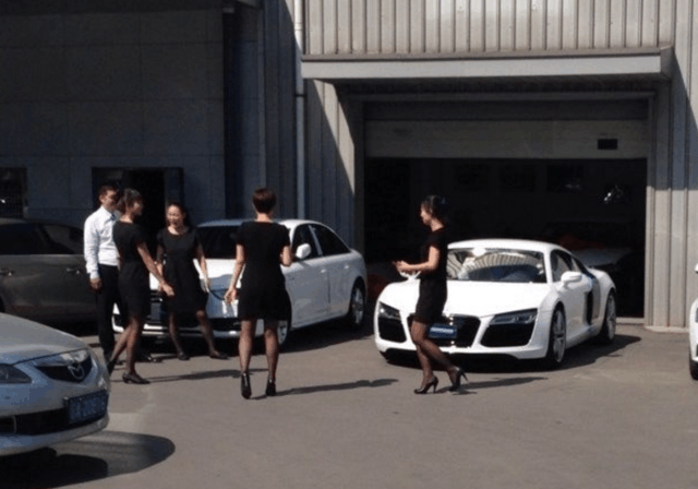 4S店打折销售奥迪R8, 提车现场忙坏了美女销售