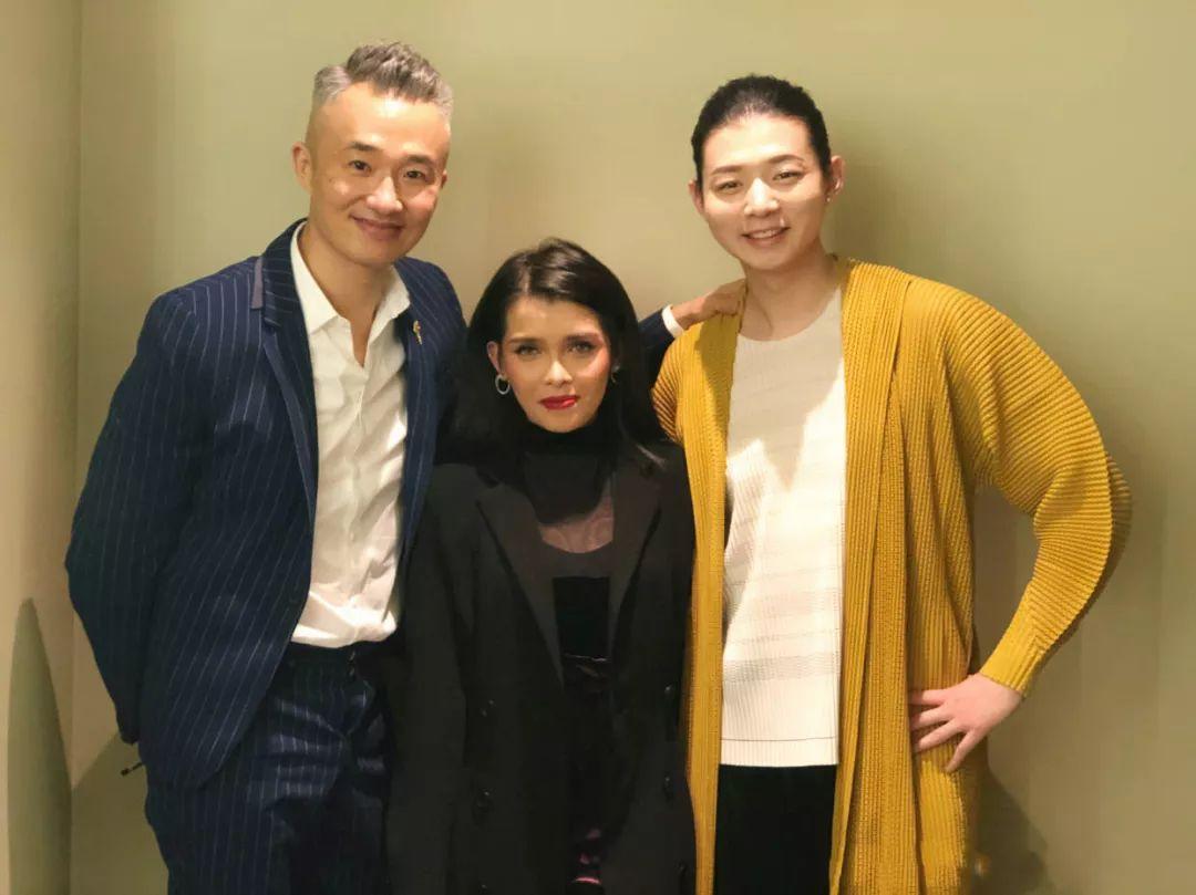 他是著名主持人，42岁娶小18岁女友，今47岁满头白发，却气场十足