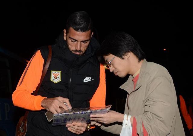 鲁能深夜抵达上海,四大外援随队,李霄鹏派出最