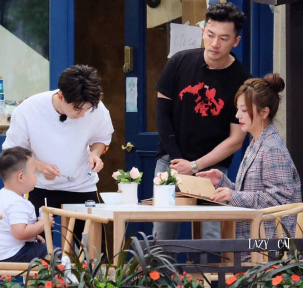 收小费、喝牛奶,王俊凯在《中餐厅2》的欢乐日