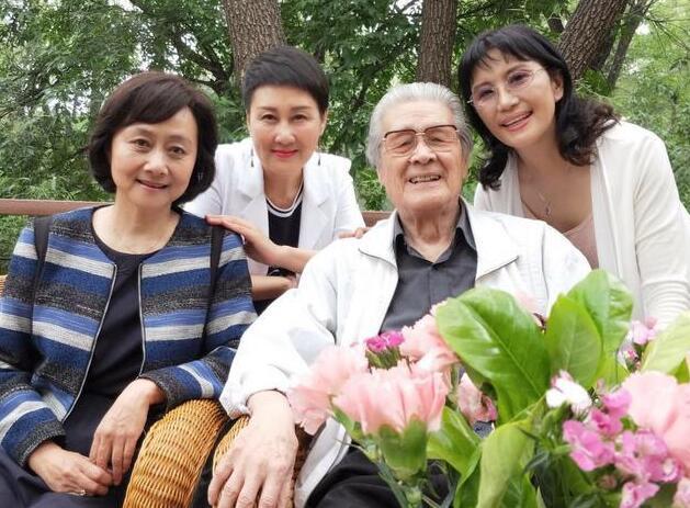 黄梅莹因《渴望》走红 “姐弟恋”婚姻37年恩爱如初 儿子是导演