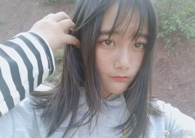 快手上一个漂亮女孩,看背景好像是大山里的,俩