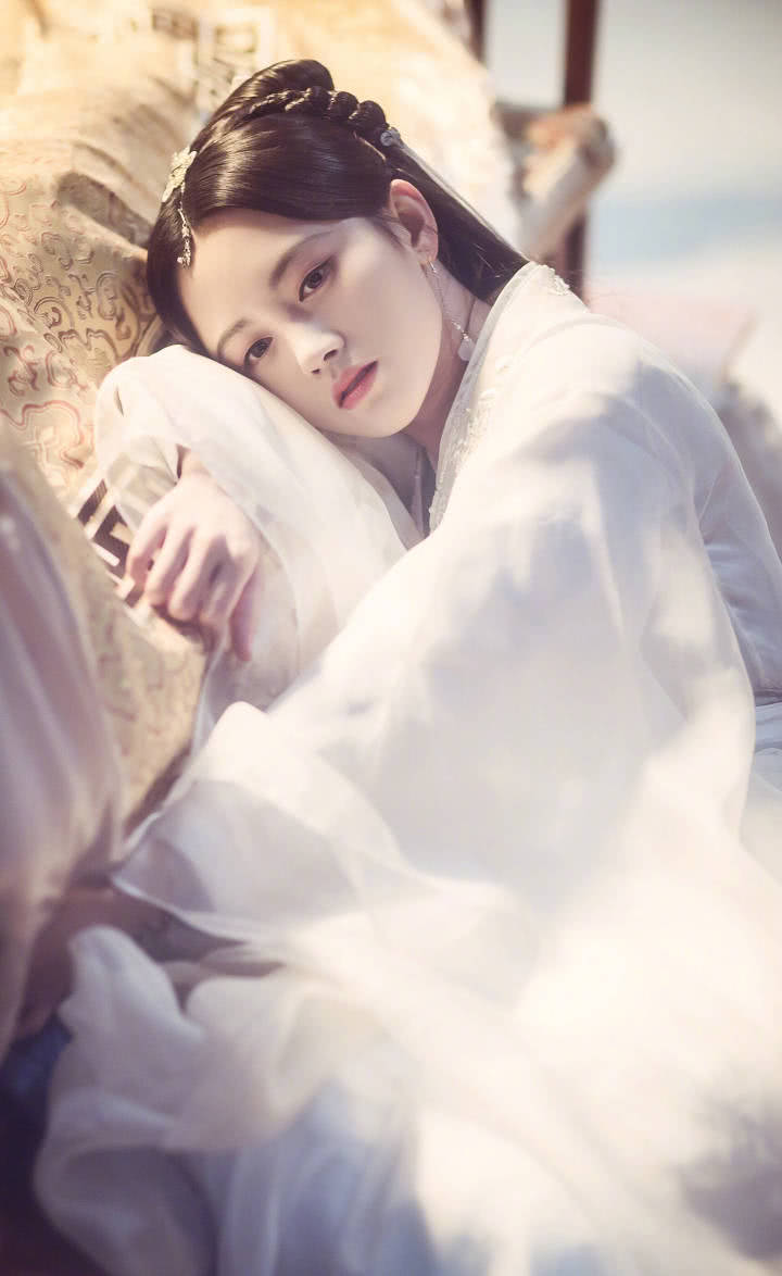 于朦胧版许仙清新俊逸,这白素贞也是颜值很高