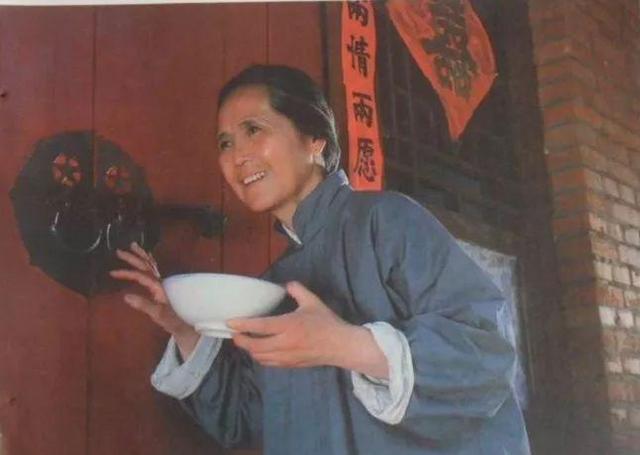 90岁老戏骨鲁园近照,演了一辈子戏77岁才走红,如今仍活跃荧屏