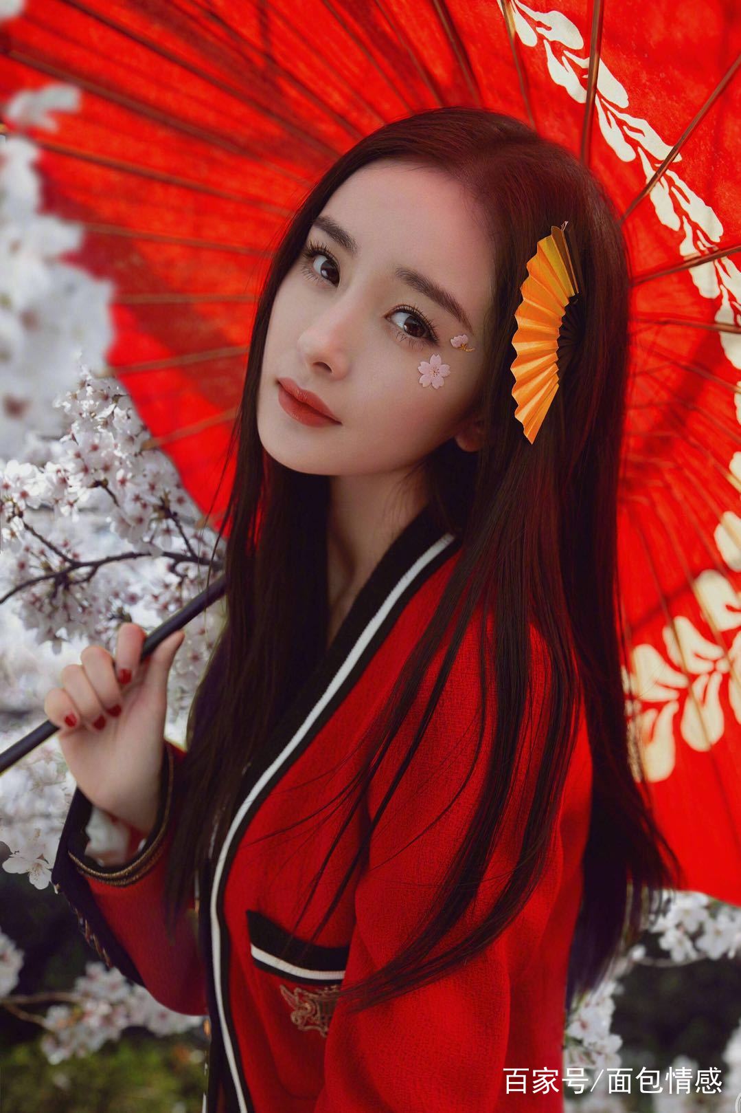 杨幂爸爸花式溺宠女儿 当众赞扬其貌美 网友“岳父缺女婿吗”