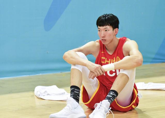 这让周琦在短短一年的时间里迅速变状了许多,体重大概也增加