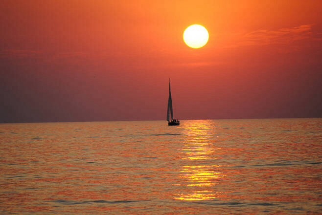 长江一帆远,落日五湖春。