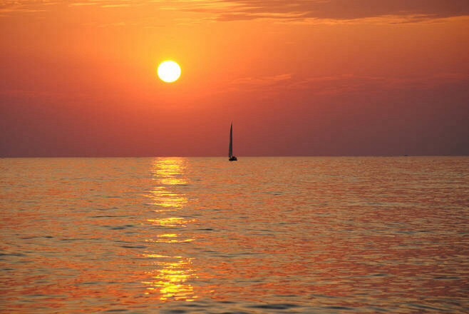 长江一帆远,落日五湖春。