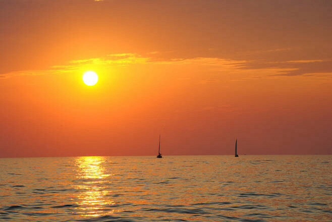 长江一帆远,落日五湖春。