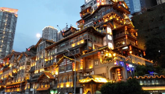 外的地游客重庆旅游,为了吃到网红火锅,不惜排