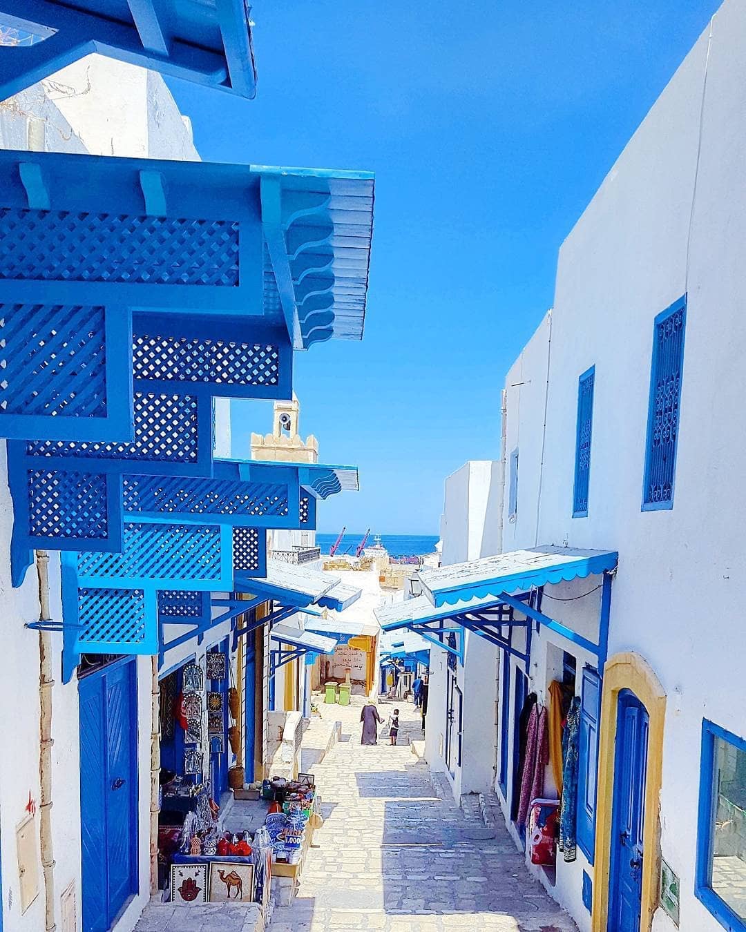 突尼斯城东北部的蓝白小镇白色的墙,蓝色的门窗搭配可以说是很漂亮