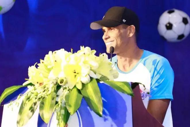 世界足球先生里瓦尔多来中国了!看看他都带