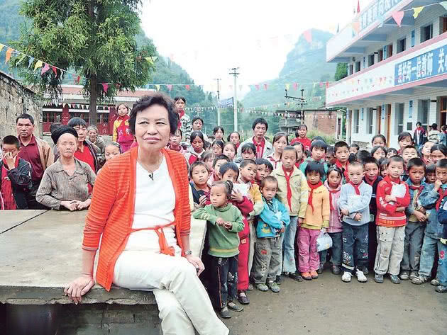 她演丑女成名，拍婚纱照没有新郎，81岁未曾恋爱