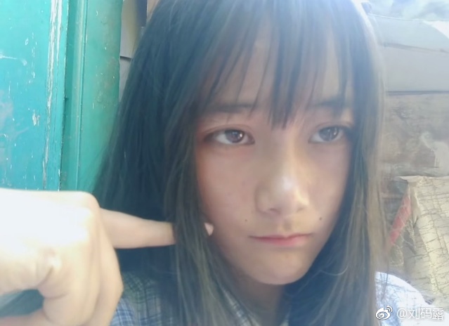 快手上一个漂亮女孩,看背景好像是大山里的,俩