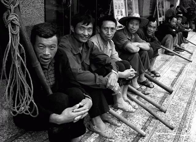 重庆棒棒军:靠一根棒子生存的人