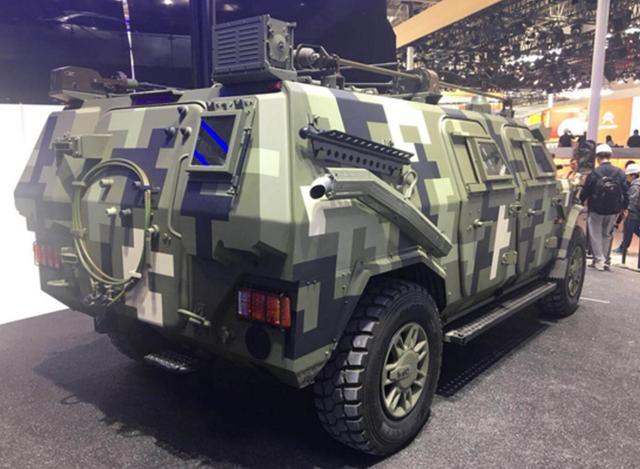 这才是真正的SUV 军用版东风猛士现身北京车