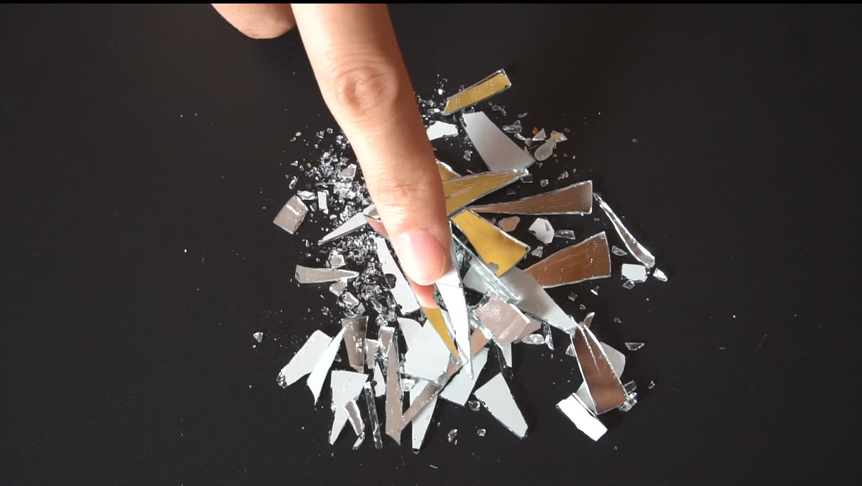 地上碎玻璃渣不要用手捡，教你2招比扫把扫得干净，不怕划伤手指